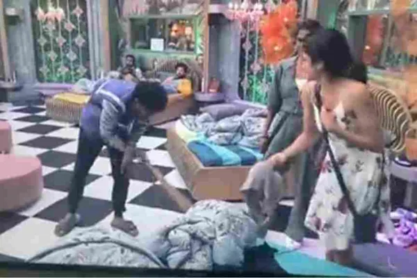 மாஸ்க் கேட்ட நிக்சன்..!! உள்ளாடையை எடுத்து நீட்டிய மாயா..!! இது மட்டும் சரியா..? கழுவி ஊற்றும் ரசிகர்கள்..!!