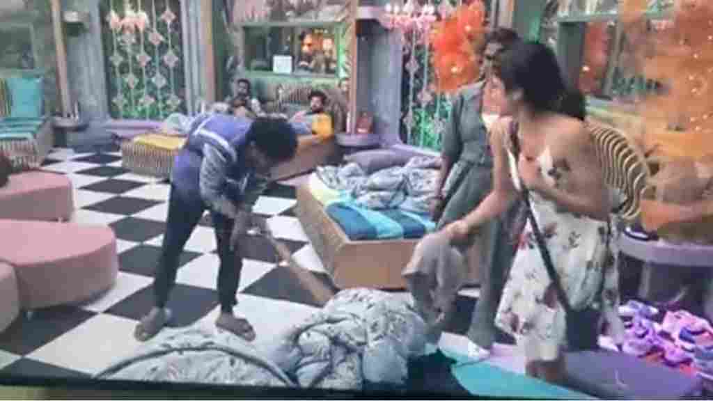 மாஸ்க் கேட்ட நிக்சன்..!! உள்ளாடையை எடுத்து நீட்டிய மாயா..!! இது மட்டும் சரியா..? கழுவி ஊற்றும் ரசிகர்கள்..!!
