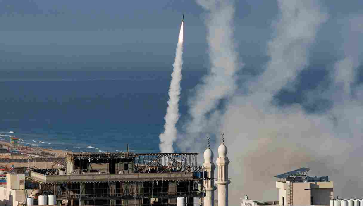 2 மணி நேரத்தில் 5,000 ஏவுகணைகள்..!! இஸ்ரேலில் போர் நிலை அறிவிப்பு..!! பெரும் பதற்றம்..!!