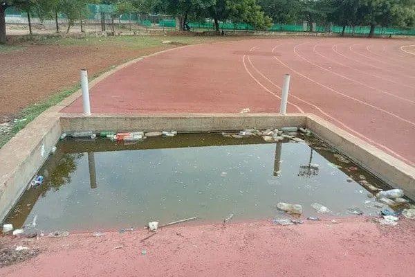 How many hurdles in a 400m athletics track; A stagnant pit that produces mosquitoes   400 மீட்டர் தடகள டிராக்கில் எத்தனை இடையூறுகள்;  கொசுக்களை உற்பத்தி செய்யும் தண்ணீர் தேங்கிய பள்ளம்