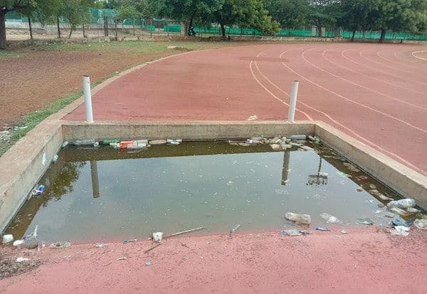 How many hurdles in a 400m athletics track; A stagnant pit that produces mosquitoes   400 மீட்டர் தடகள டிராக்கில் எத்தனை இடையூறுகள்;  கொசுக்களை உற்பத்தி செய்யும் தண்ணீர் தேங்கிய பள்ளம்