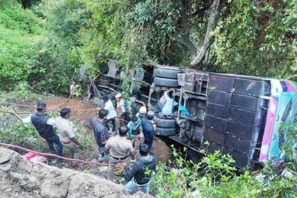 Coonoor Bus Accident: கோர விபத்து.. காணாமல் போனவர் சலடமாக மீட்பு- பலி எண்ணிக்கை 9ஆக உயர்வு!