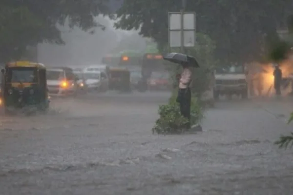 Rain update: கவனம் மக்களே.. அடுத்த 2 மணி நேரத்திற்கு மழை.. 9 துறைமுகங்களில் புயல் எச்சரிக்கை கூண்டு!