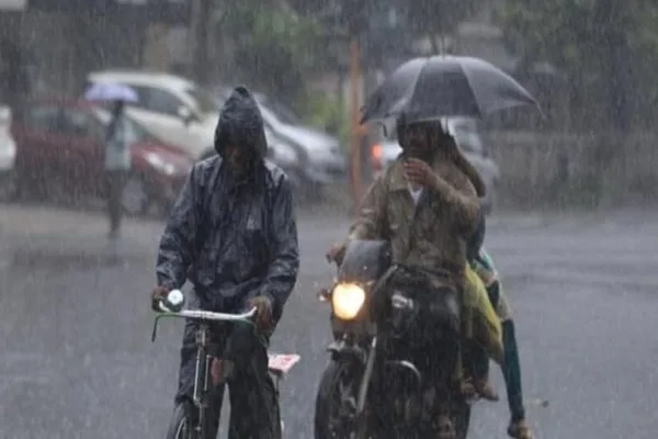 Weather Update : மக்களே உஷார்.. நாளை 14 மாவட்டங்களில் கனமழை பெய்யுமாம்? உங்க பகுதி இருக்கா பாருங்க!