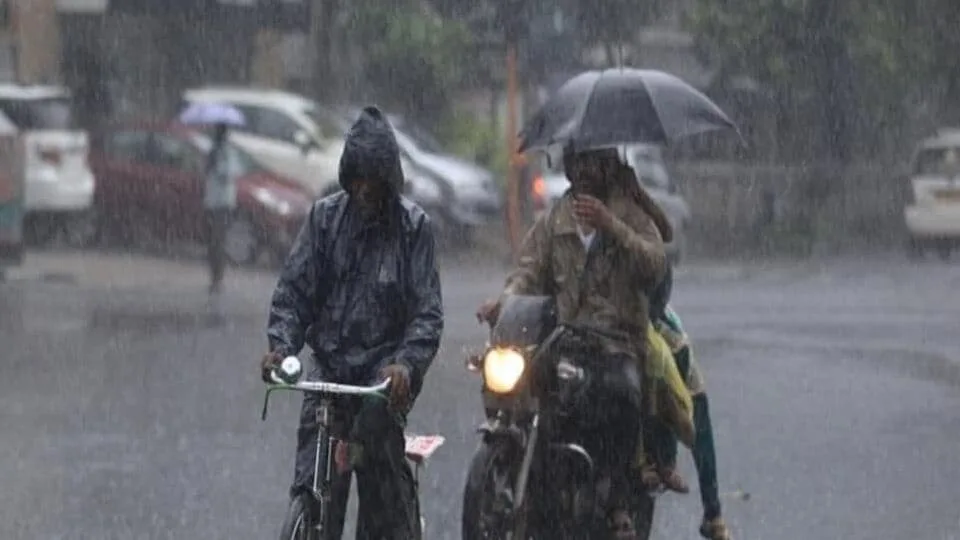 Weather Update : மக்களே உஷார்.. நாளை 14 மாவட்டங்களில் கனமழை பெய்யுமாம்? உங்க பகுதி இருக்கா பாருங்க!