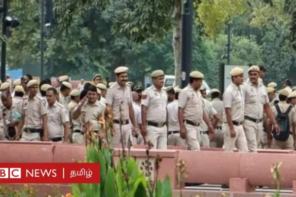 நியூஸ் கிளிக்: டெல்லியில் பத்திரிகையாளர்கள் வீடுகளில் போலீசார் சோதனை நடத்துவது ஏன்?