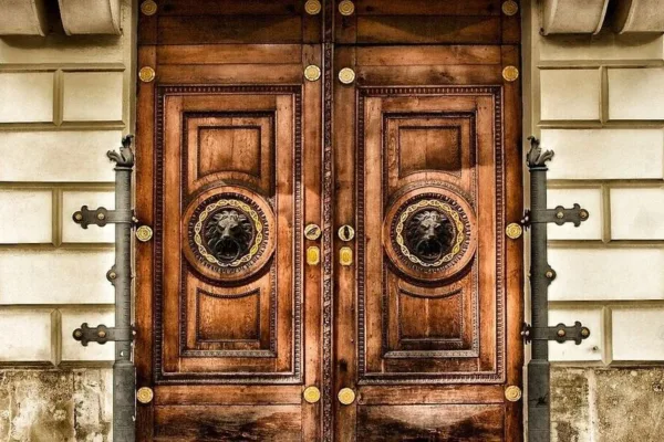 Vastu Tips: பர்ஸ் அடிக்கடி காலி ஆகிடுதா.. வீட்டில் இந்த பொருள்களை காலியாக விடாதீங்க