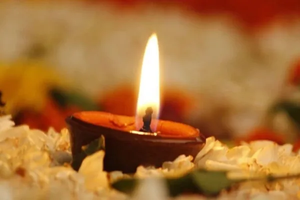 Money Luck: விளக்கு ஏற்றும் போது இந்த பொருட்களை மட்டும் வைச்சு பாருங்க பணம் கொட்டோ கொட்டுனு கொட்டும் மக்களே