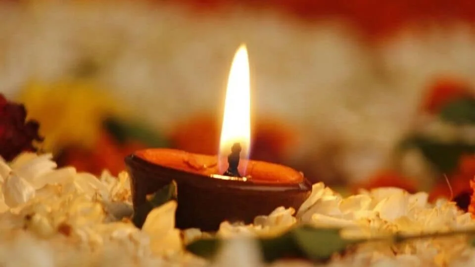 Money Luck: விளக்கு ஏற்றும் போது இந்த பொருட்களை மட்டும் வைச்சு பாருங்க பணம் கொட்டோ கொட்டுனு கொட்டும் மக்களே