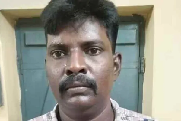 இளம்பெண் முன் அந்தரங்க உறுப்பை எடுத்து அசிங்கம் செய்த காவலர்..!! மின்சார ரயிலில் பரபரப்பு..!!