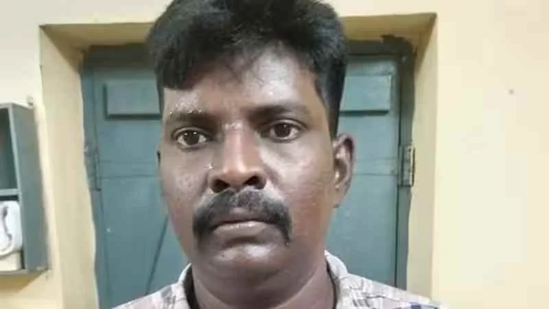 இளம்பெண் முன் அந்தரங்க உறுப்பை எடுத்து அசிங்கம் செய்த காவலர்..!! மின்சார ரயிலில் பரபரப்பு..!!