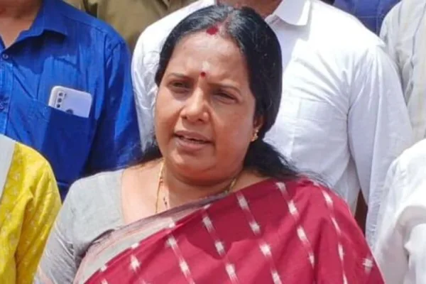 கோயில் கருவறையில் பெட்ரோல் குண்டு வீச்சு .. தமிழகத்தில் சந்தி சிரிக்கும் சட்டம் ஒழுங்கு -வானதி சீனிவாசன் கண்டனம்!