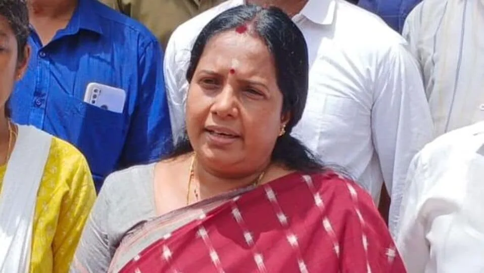 கோயில் கருவறையில் பெட்ரோல் குண்டு வீச்சு .. தமிழகத்தில் சந்தி சிரிக்கும் சட்டம் ஒழுங்கு -வானதி சீனிவாசன் கண்டனம்!