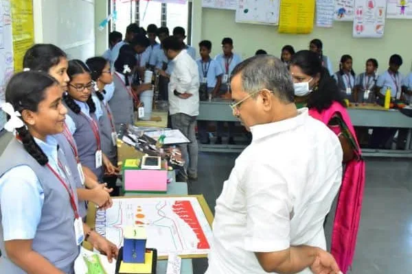 Science Fair at Sarada Vidyashram School   சாரதா வித்யாஷ்ரம் பள்ளியில் அறிவியல் கண்காட்சி