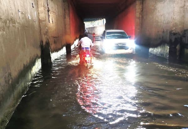 People suffer due to water logging in tunnels: Decide to protest if no permanent solution is found  சுரங்கப் பாதையில் தண்ணீர் தேங்குவதால் மக்கள் அவதி: நிரந்தர தீர்வு காணாவிட்டால் போராட்டம் நடத்த முடிவு