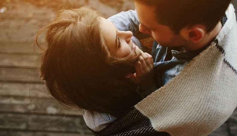 தன்னை விட வயது குறைவான ஆண்களை தேர்வு செய்யும் பெண்கள்..!! செக்ஸ் வாழ்க்கையில் திருப்தி..!!