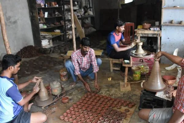 Rains affect Akal lamp production: Pottery workers despair   மழையால் அகல் விளக்கு உற்பத்தி  பாதிப்பு: மண்பாண்ட தொழிலாளர்கள் விரக்தி