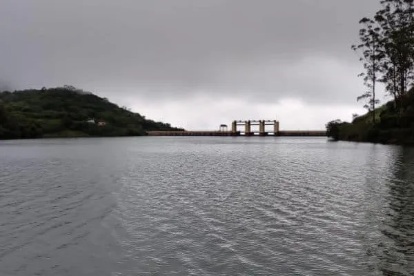 The dams are overflowing from the rains in Meghamalai   மேகமலையில் கொட்டிய மழை  நிரம்பி வழியும் அணைகள்