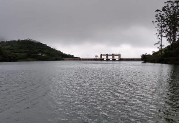 The dams are overflowing from the rains in Meghamalai   மேகமலையில் கொட்டிய மழை  நிரம்பி வழியும் அணைகள்