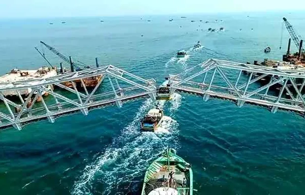 109 ஆண்டுகால சகாப்தம்!… நிரந்தரமாக மூடப்பட்ட பழைய பாம்பன் தூக்கு பாலம்!