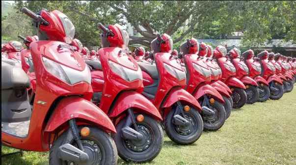 12ஆம் வகுப்பில் தேர்ச்சி பெற்ற மாணவர்களுக்கு ஸ்கூட்டர் பரிசு..!! எங்கு தெரியுமா..?
