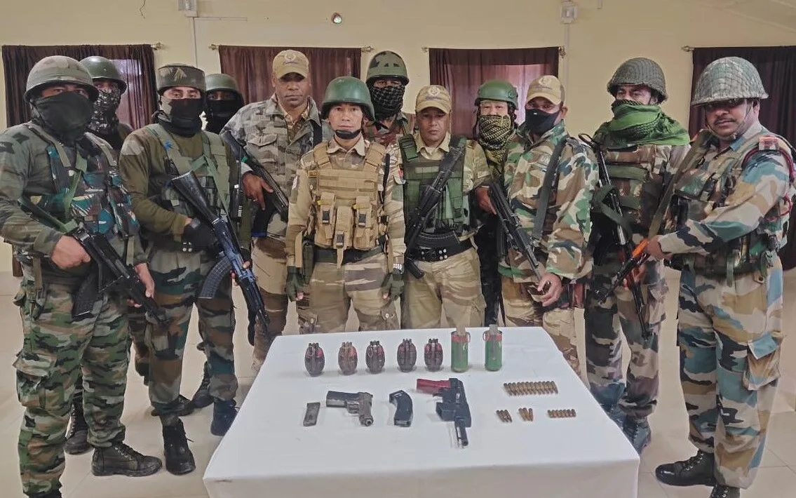 மணிப்பூரில் பாதிக்கப்படக்கூடிய பகுதிகளில் இருந்து போர்க்கால கடைகளை பாதுகாப்புப் படையினர் மீட்டனர்