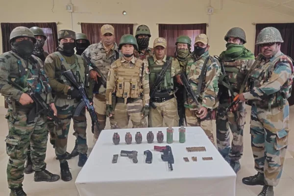 மணிப்பூரில் பாதிக்கப்படக்கூடிய பகுதிகளில் இருந்து போர்க்கால கடைகளை பாதுகாப்புப் படையினர் மீட்டனர்