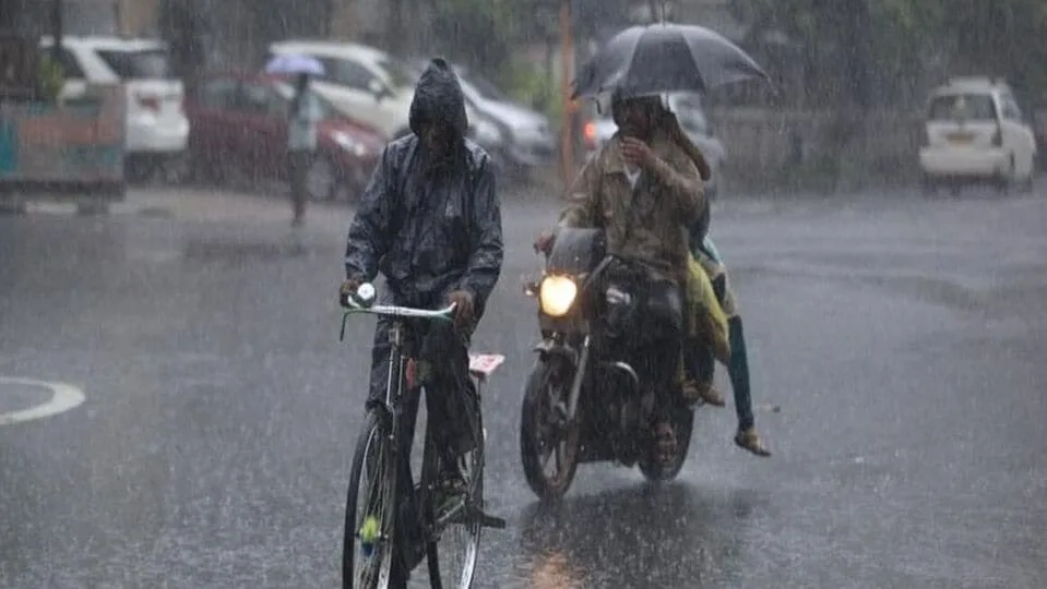 Rain Update : மக்களே உஷார்.. நீலகிரி கோயம்புத்தூரில் மிக கனமழைக்கு வாய்ப்பு.. 8 மாவட்டங்களில் பலத்த மழை கொட்ட போகுதாம்!