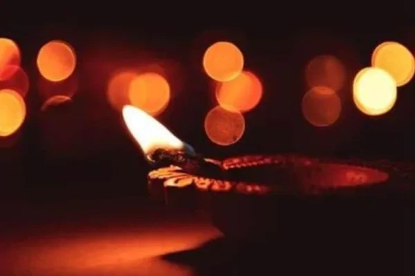 Diwali Special : செல்வம், மகிழ்ச்சி, அதிர்ஷ்டம் பெருக வீட்டில் தீபாவளியன்று என்ன வழிபாடு செய்ய வேண்டும்?
