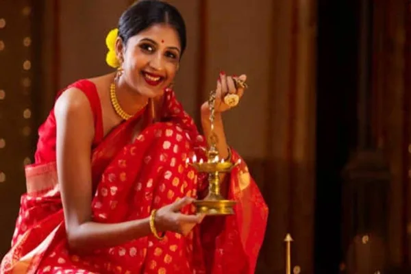 வீட்டில் தினமும் விளக்கு ஏற்றுகிறீர்களா? இந்த தவறை மட்டும் செய்யாதீங்க..!