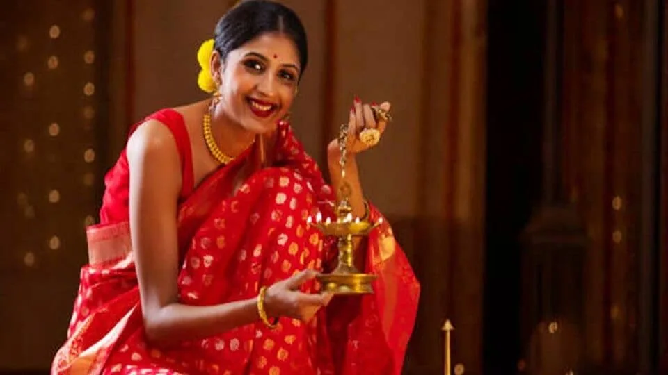 வீட்டில் தினமும் விளக்கு ஏற்றுகிறீர்களா? இந்த தவறை மட்டும் செய்யாதீங்க..!