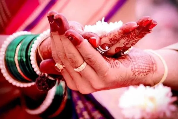 Astro Tips: திருமணமான பெண்கள் பிறந்த வீட்டில் இருந்து எடுத்து செல்ல கூடாத பொருட்கள்!