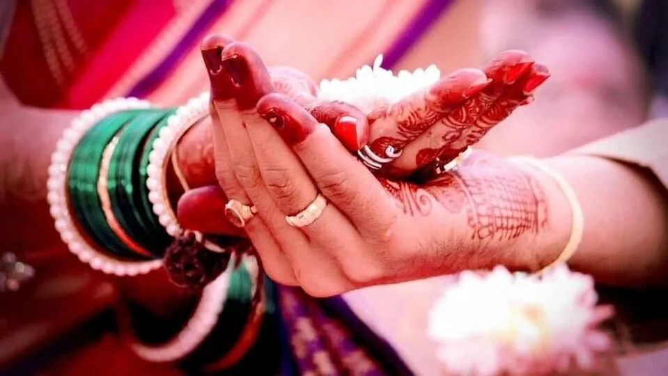 Astro Tips: திருமணமான பெண்கள் பிறந்த வீட்டில் இருந்து எடுத்து செல்ல கூடாத பொருட்கள்!