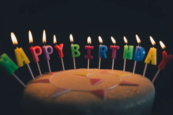 Astro Tips: உங்கள் பிறந்த நாளில் மெழுகுவர்த்தியை அணைத்து கேக் வெட்டலாமா?