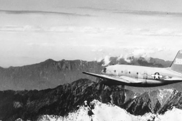 இரண்டாம் உலகப்போர்: இந்தியாவின் இமயமலையில் நொறுங்கிய 600 அமெரிக்க விமானங்கள் - என்ன நடந்தது?