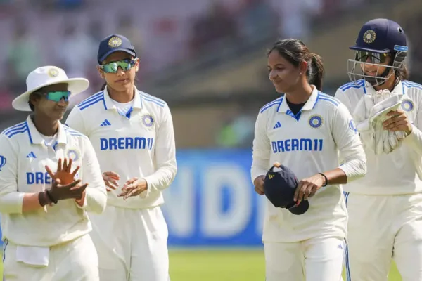 ஆஸ்திரேலியா பெண்கள் 68.0 ஓவர்களில் 194/8 |  இந்தியா பெண்கள் vs ஆஸ்திரேலியா பெண்கள் நேரடி ஸ்கோர்: இந்தியா vs ஆஸ்திரேலியா