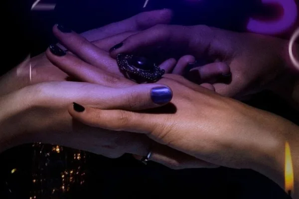 Love Horoscope : இன்று எந்த ராசிக்கு காதல் வாழ்க்கை அமோகமாக இருக்கும் தெரியுமா? இதோ பாருங்க!