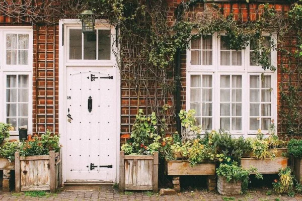 Home vastu tips: வீட்டின் எந்த இடத்தில் செருப்பு வைத்தால் கஷ்டம் வரும் தெரியுமா?