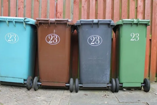 Dustbin Vastu Tips: அச்சச்சோ.. உங்க வீட்டில் இந்த திசையிலா குப்பை தொட்டி வச்சுருக்கீங்க.. கஷ்டம்தான்!