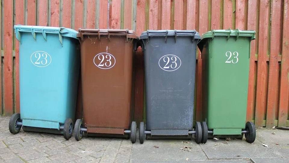 Dustbin Vastu Tips: அச்சச்சோ.. உங்க வீட்டில் இந்த திசையிலா குப்பை தொட்டி வச்சுருக்கீங்க.. கஷ்டம்தான்!