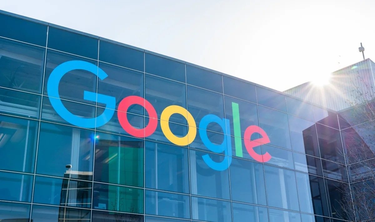 உங்கள் சார்பாக வணிகங்களை அழைக்கும் அம்சத்தை Google சோதித்து, ஒரு முகவர் கிடைக்கும் வரை வைத்திருக்கும்