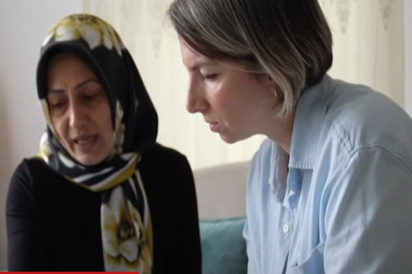 துருக்கி பூகம்பத்தில் குடும்பத்தையே இழந்த பெண்; தனியாளாக நீதிக்காக போராட்டம்