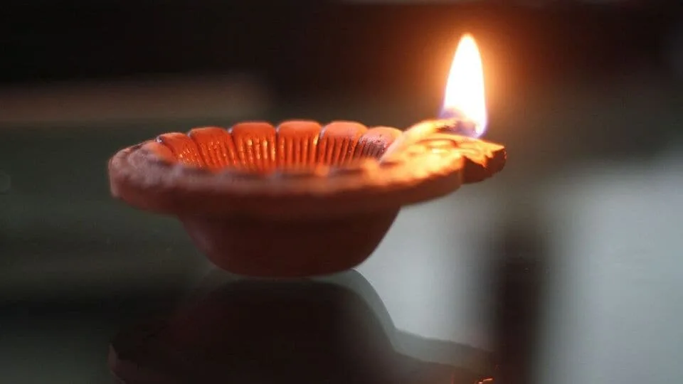 Lighting of Diya : வீடுகளில் இதுபோல் விளக்கேற்றி பாருங்கள்; செல்வக்கடலில் மிதப்பீர்கள்! அமைதியில் ஆர்பரிப்பீர்கள்!