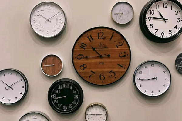 Wall clock: உங்கள் வீட்டில் இப்படி சுவர் கடிகாரம் இருந்தால் வருமானம் பெருகும், அதிர்ஷ்டமும் வரும்!