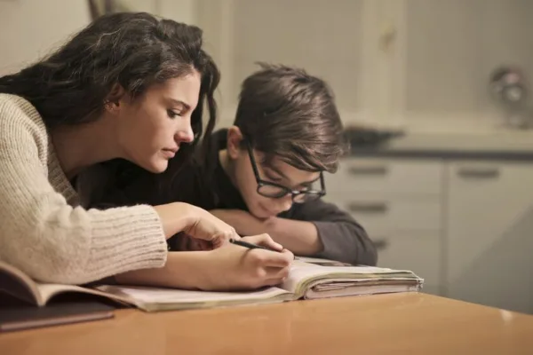 Vastu Tips for students: உங்கள் குழந்தைகளின் தேர்வு பயம் நீங்க இந்த பரிகாரங்களை செய்யுங்கள்.. நிச்சயம் வெற்றி பெறுவர்!